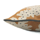 This brown and blue stylized coral pattern’s free-flowing and tonal movement lends this cushion a natural appearance.
