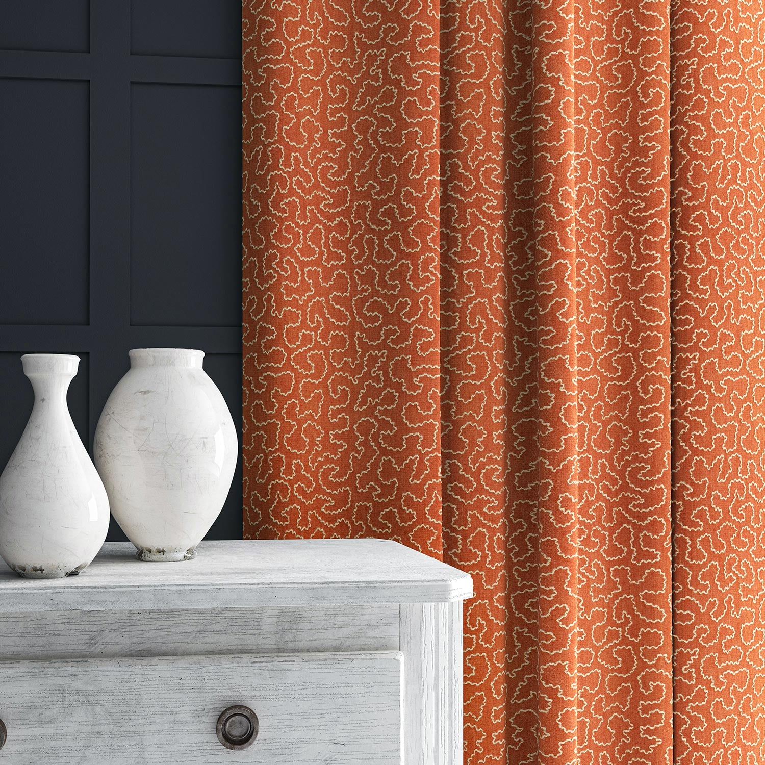 Curtain in orange and off-white woven fabric featuring a wavy pattern.
