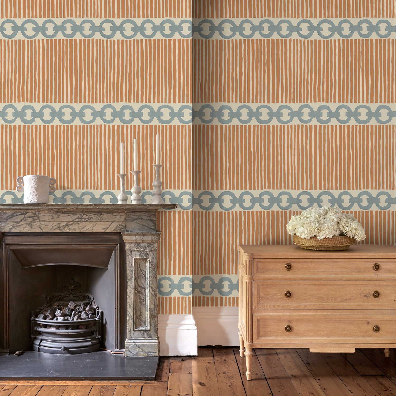 Sitting room with a chain-link wallpaper with different-sized blue and brown stripes.