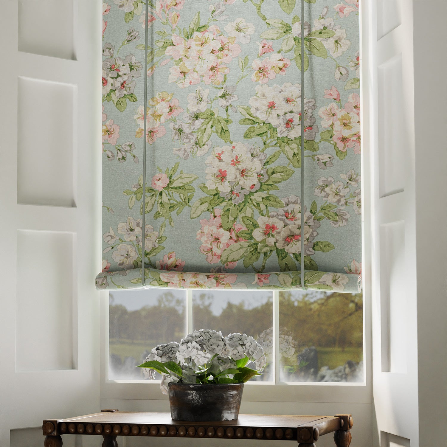 Blind in a printed linen fabric with floral pattern in blue, green and white colours.