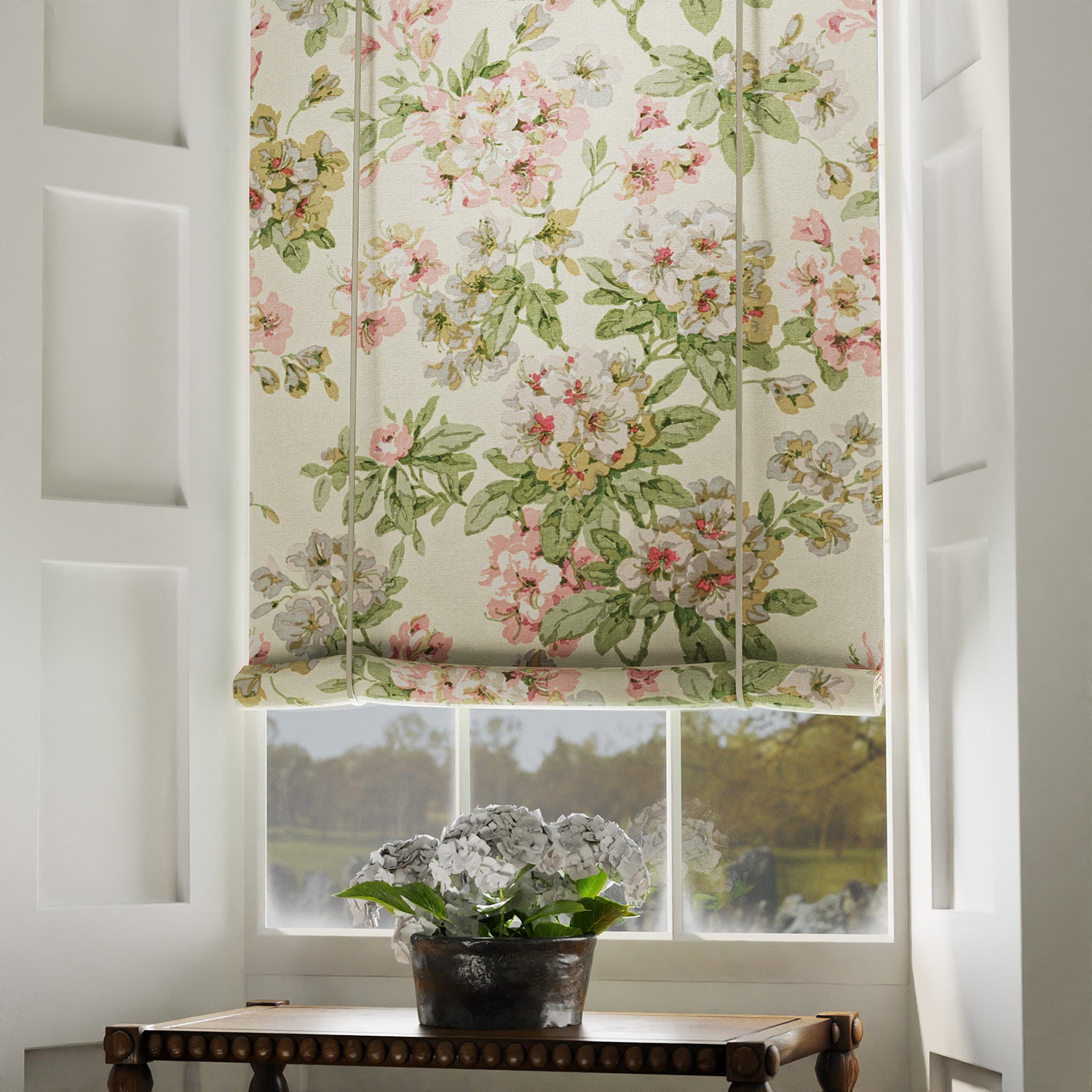 Blind in a printed linen fabric with floral pattern in green, pink and white.