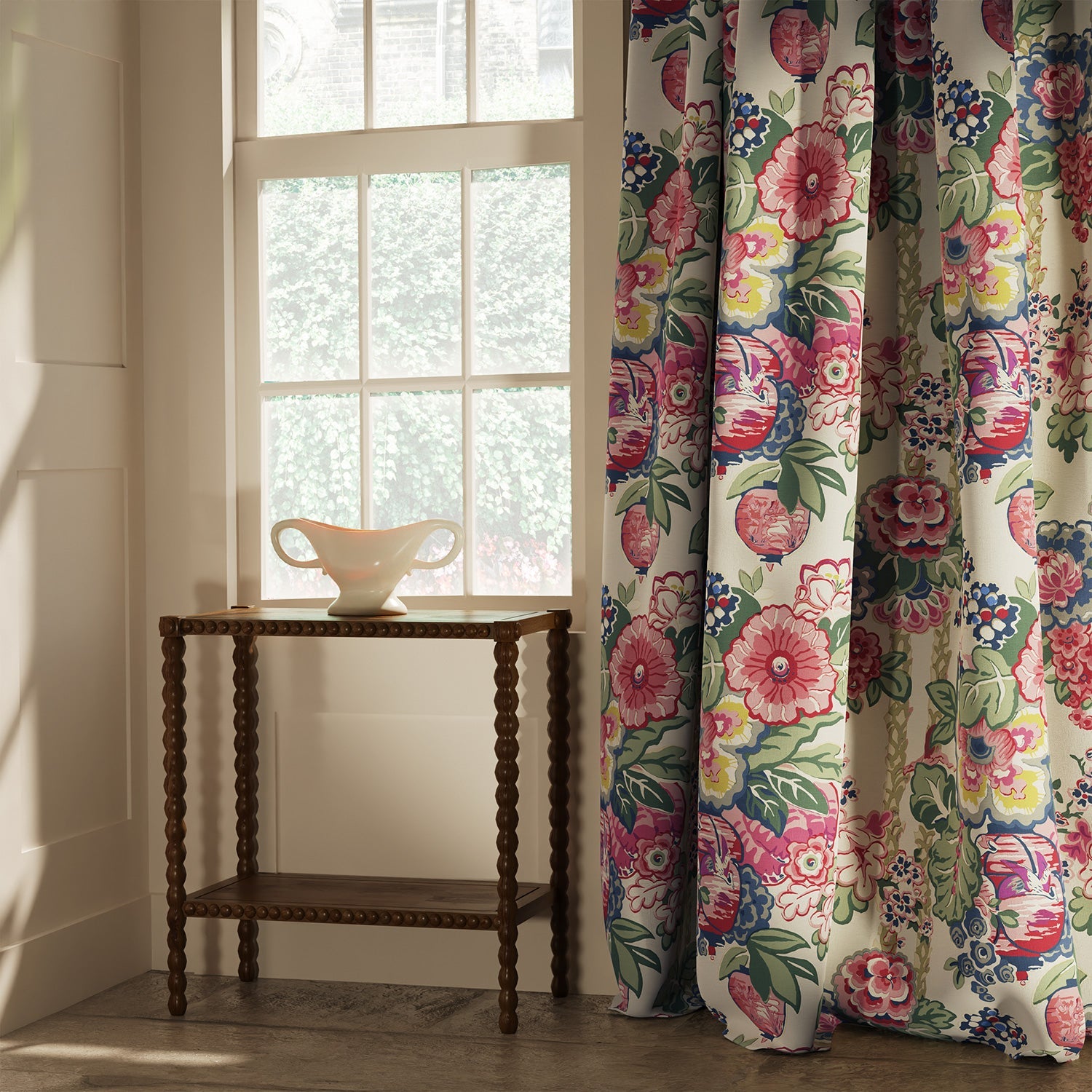 Curtain in a lively, large scale floral linen fabric