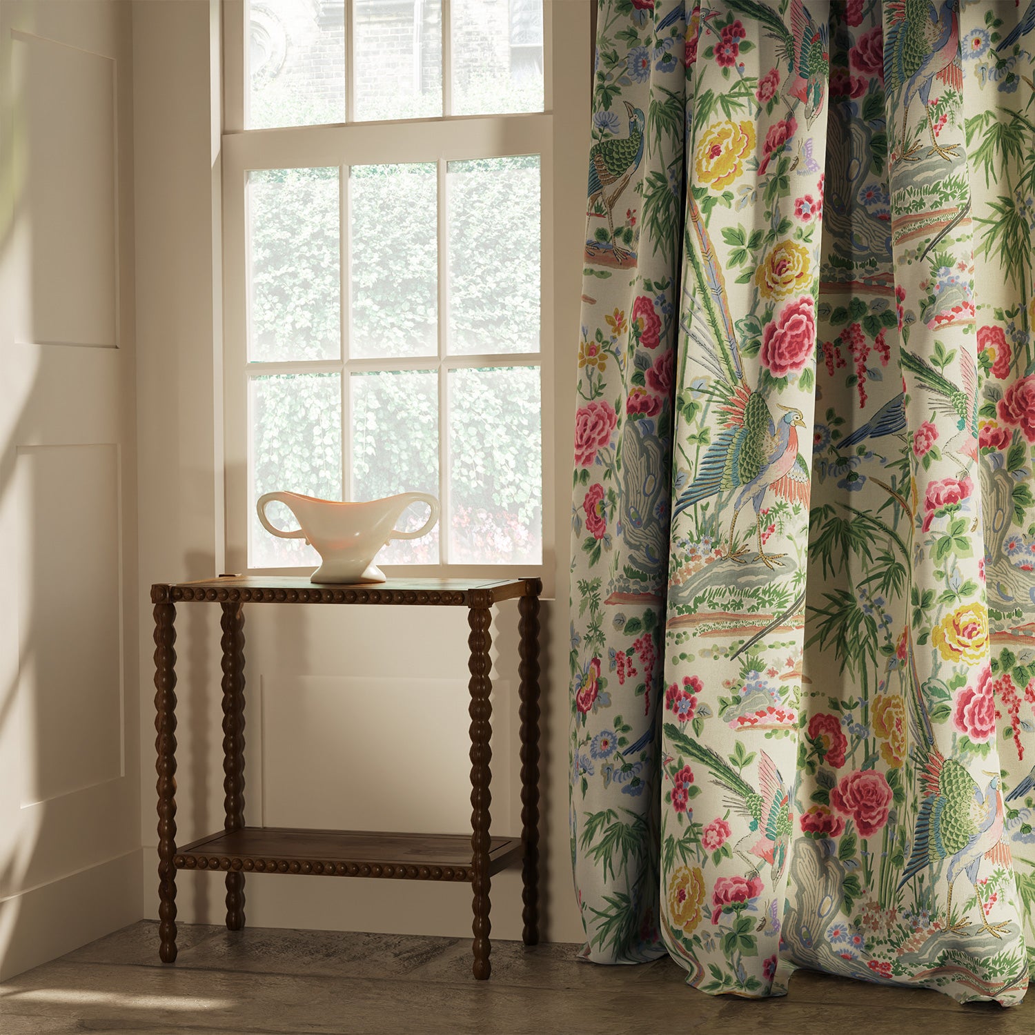 Curtain in a lively, floral and bird linen fabric