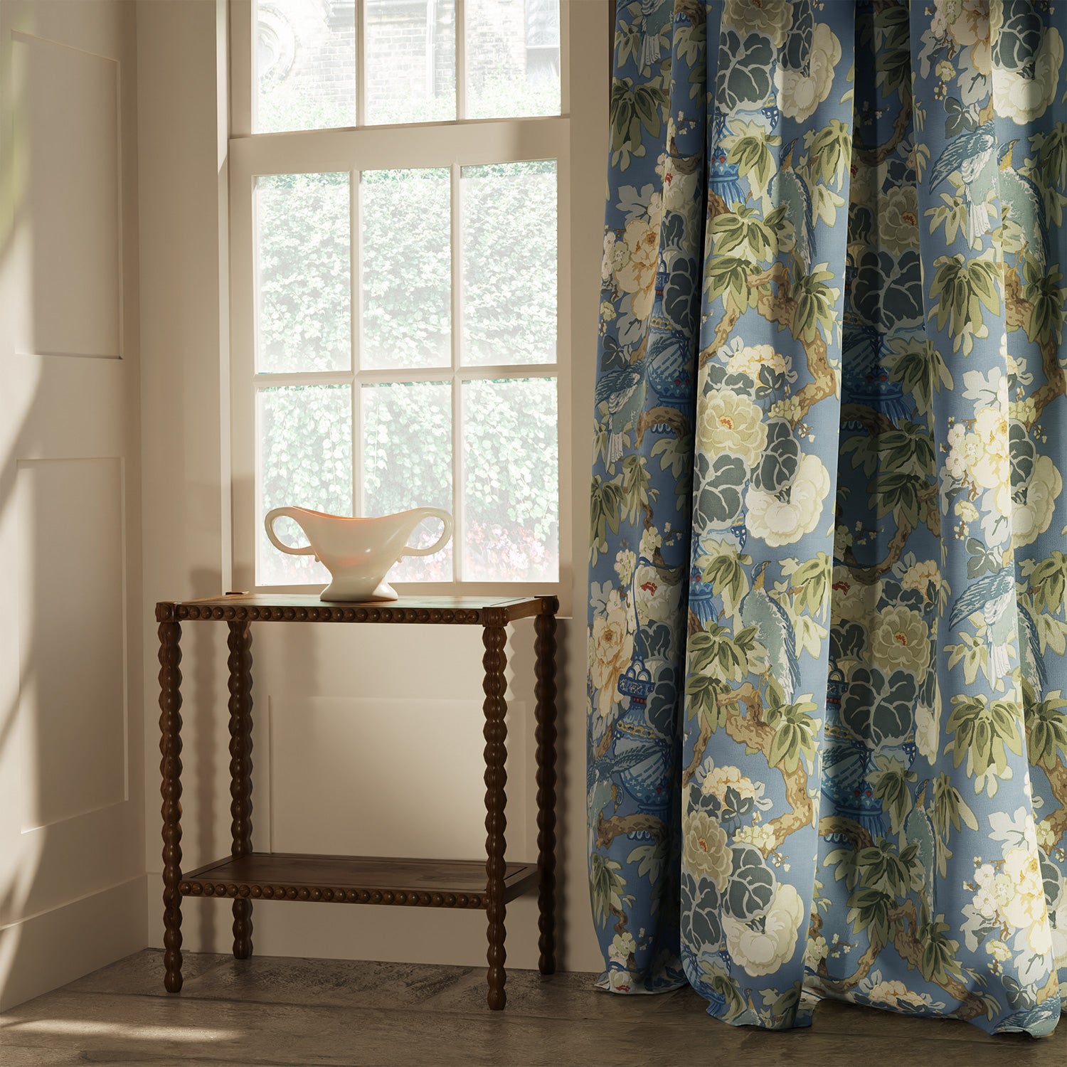 Curtain in a linen fabric with floral and bird design
