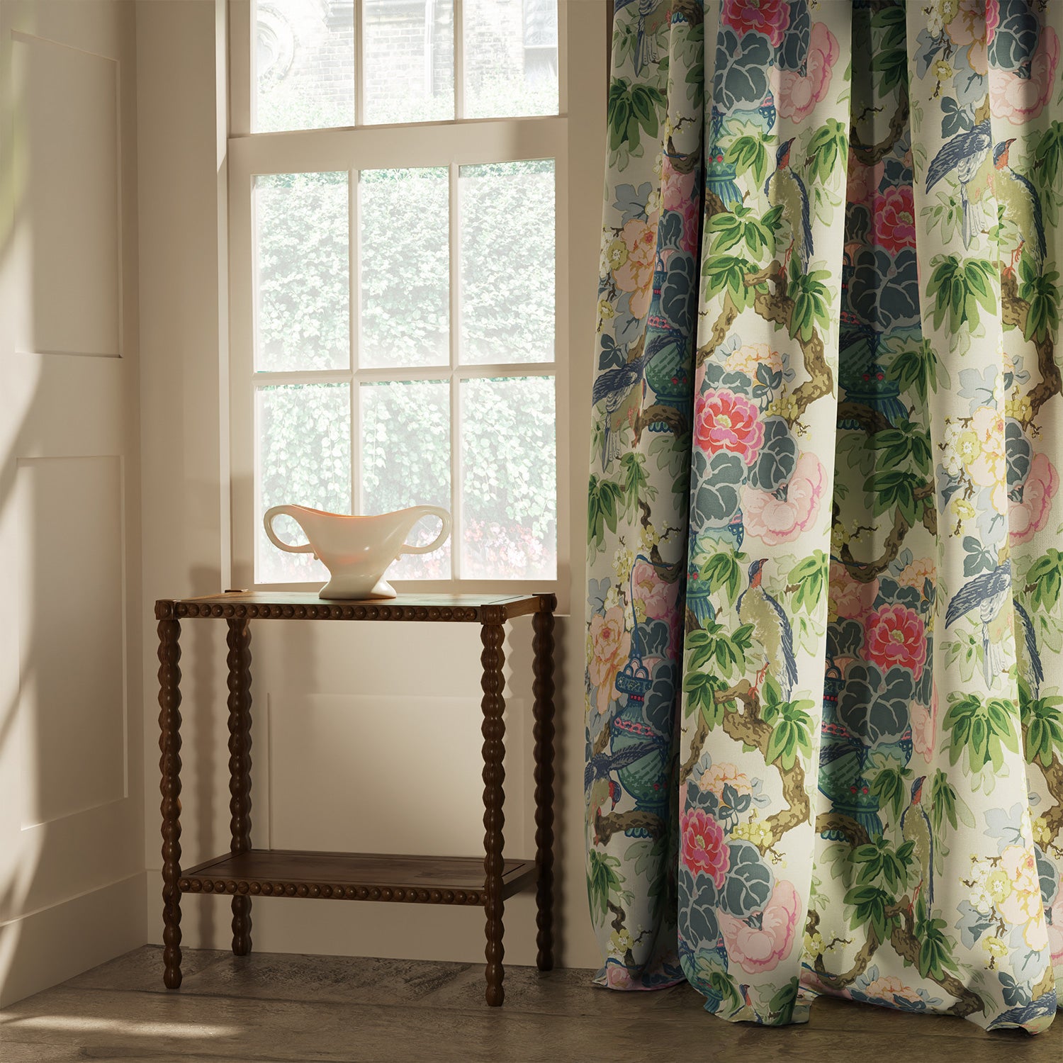 Curtain in a linen fabric with floral and bird design