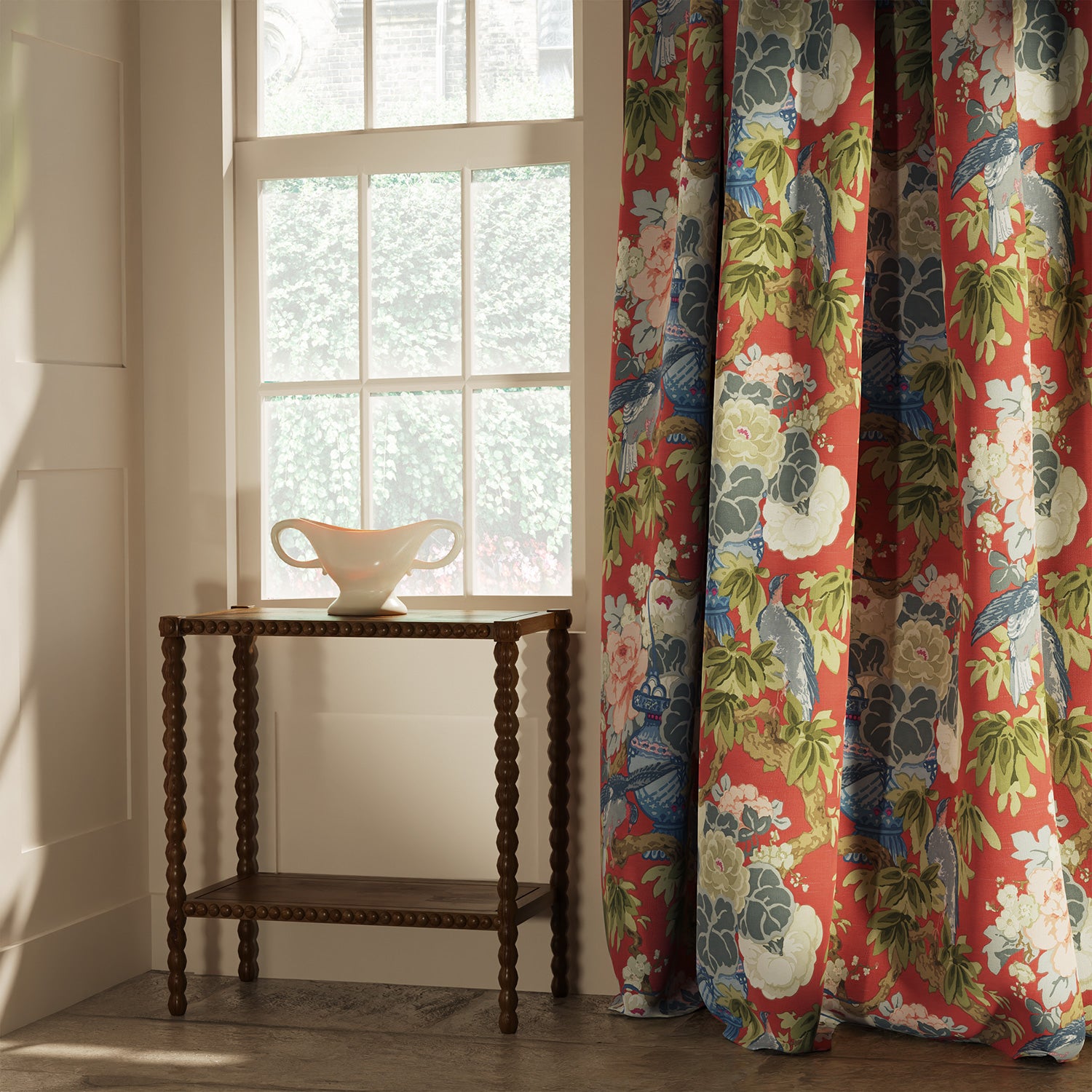 Curtain in a linen fabric with floral and bird design