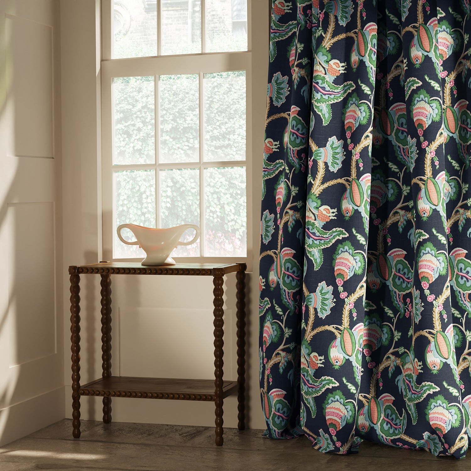 Curtain in a linen fabric with floral vine design