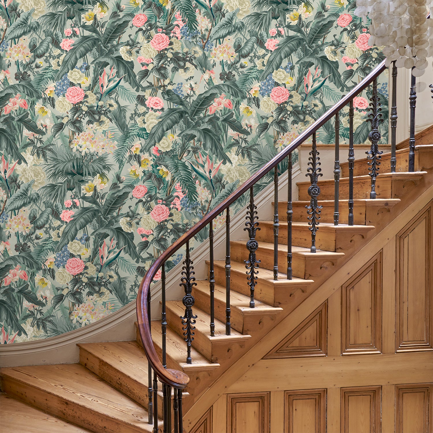 Hallway with tropical wallpaper featuring a lush design.